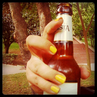 Konser öncesi Park Cafe'de hasret kaldığımız  alkollü biraya kavuşuyoruz :) Sarı ojeli parmakların sahibesi Ozcadısı